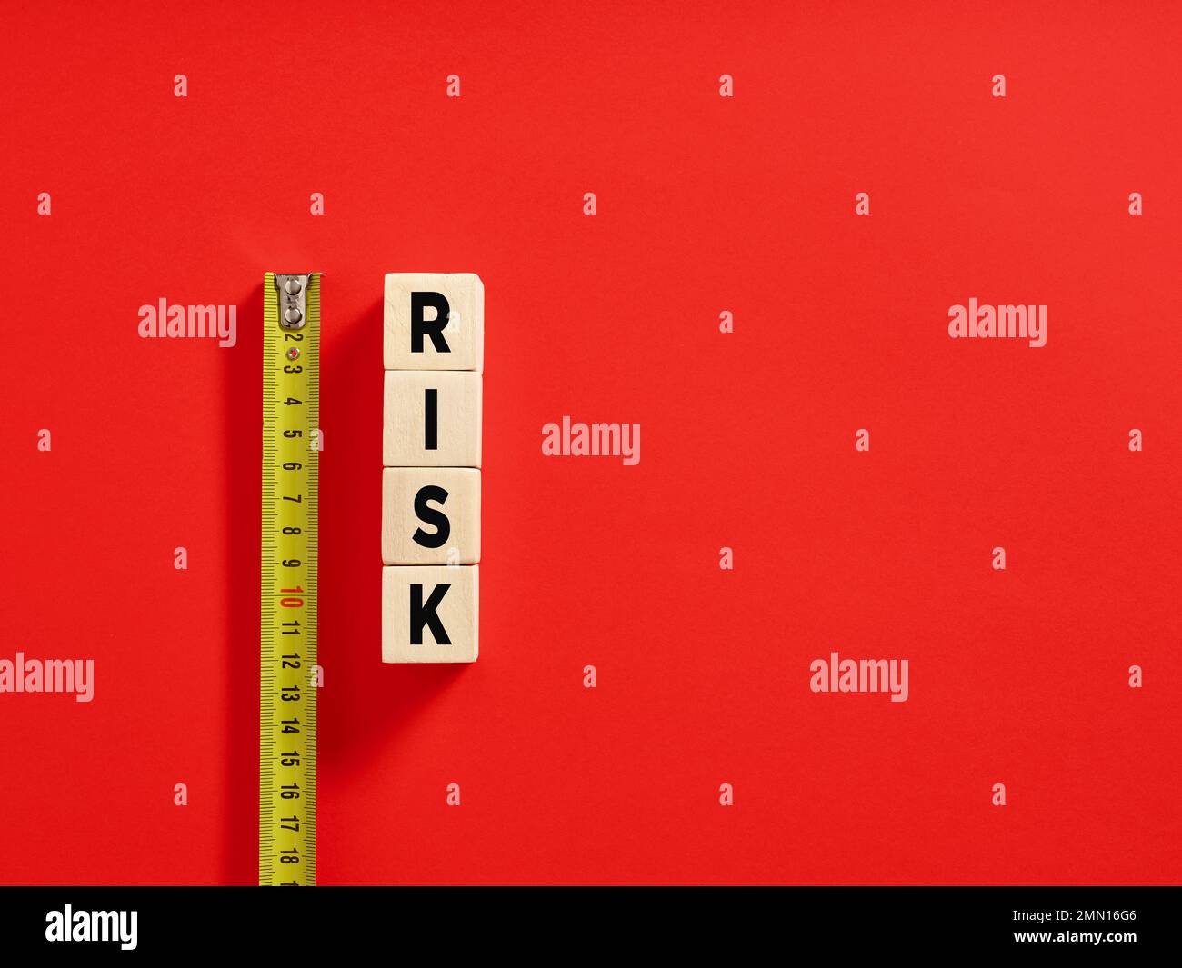 Concept d'analyse, d'évaluation et de gestion des risques. Mesure du risque commercial. Le mot risque sur les cubes en bois avec un mètre ruban. Banque D'Images