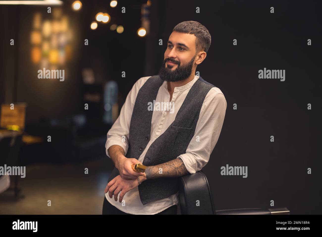 Jeune homme à barbe dans un salon de coiffure Banque D'Images
