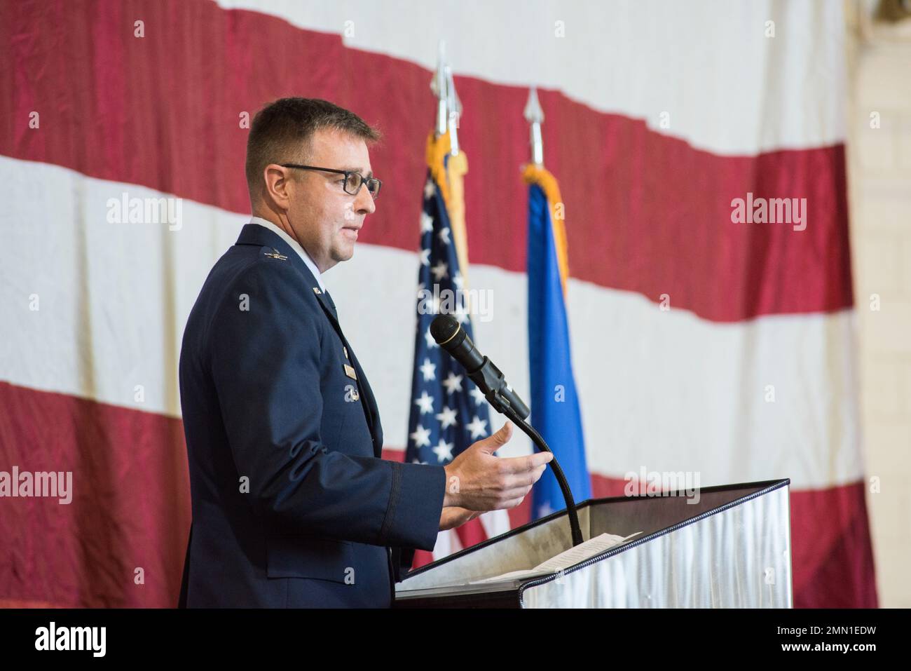 Le colonel Eric Guttormsen, commandant de la 108th e Escadre, fait ses remarques lors de la cérémonie de passation de commandement du Groupe de soutien de la mission de 108th à la base interarmées McGuire-dix-Lakehurst (N.J.), le 24 septembre 2022. Le colonel Lola Washington a pris le commandement du MSG 108th du colonel Bernadette Maldonado qui a servi comme commandant depuis mai 2021. Banque D'Images