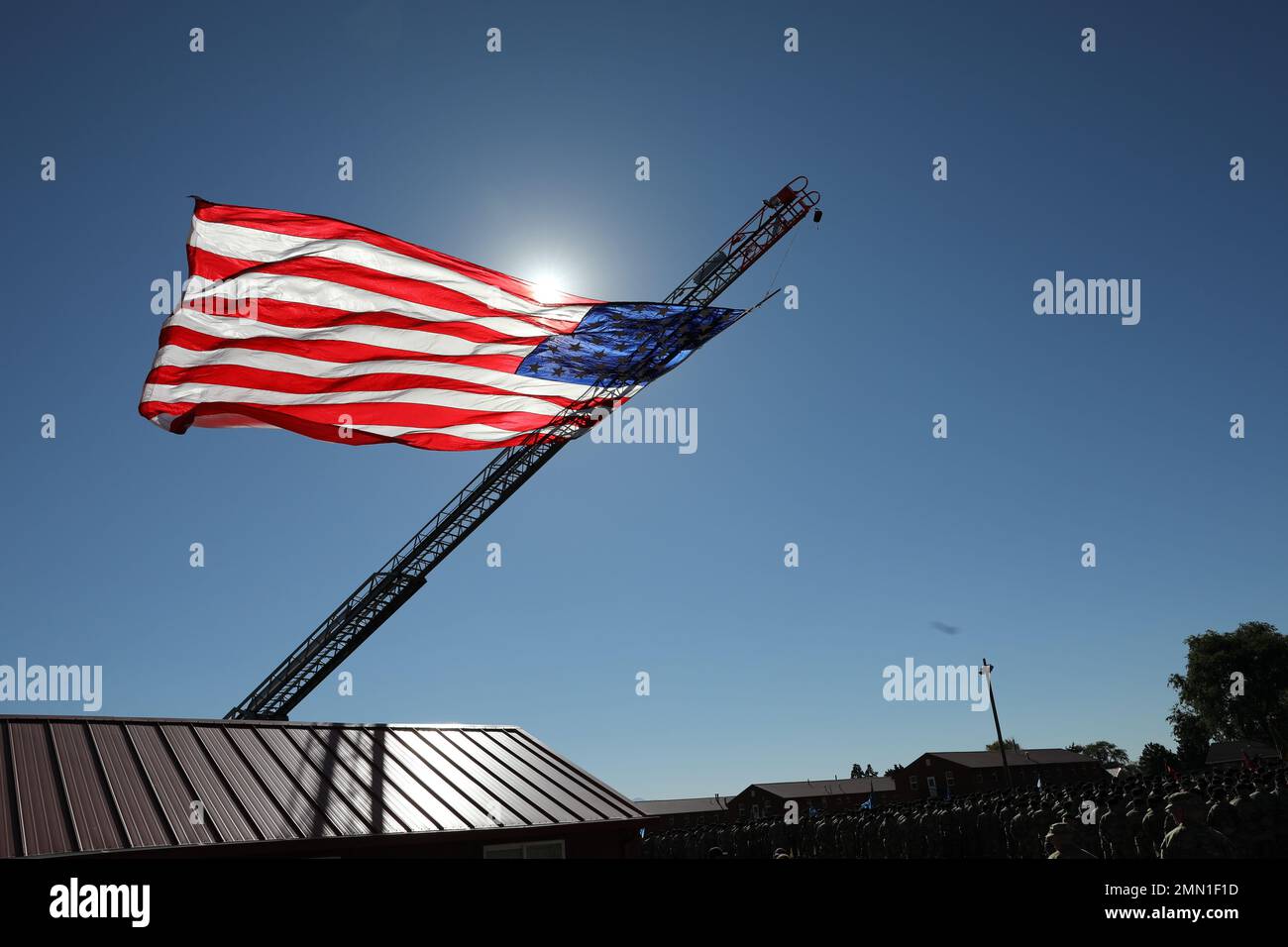 Le drapeau des États-Unis vole derrière les soldats et les aviateurs de la Garde nationale qui se tiennent en formation sur le terrain de Tarbet lors de la cérémonie annuelle du jour du gouverneur de 67th à Camp Williams, Utah, le 24 septembre 2022. La fête du Gouverneur est une tradition célébrée depuis 1954 par la Garde nationale de l’Utah. L'événement comprend une cérémonie de passage en revue, qui permet au commandant en chef et à l'adjudant général de la Garde nationale de l'Utah d'inspecter conjointement leurs troupes. Banque D'Images