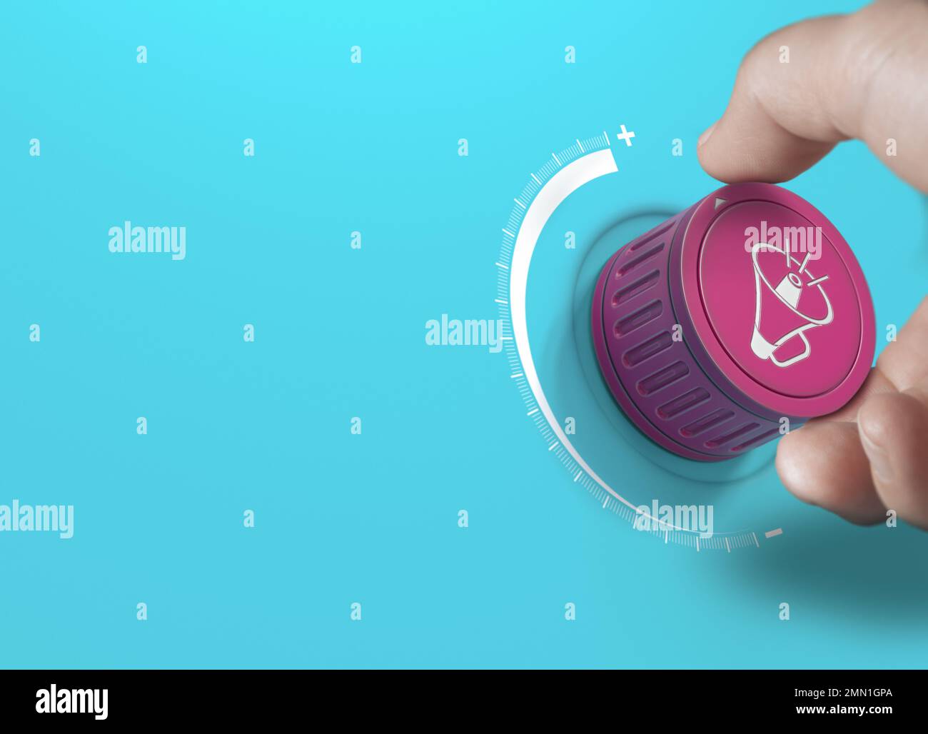 Homme tournant un bouton rose avec une icône de mégaphon. Stratégie de communication de la marque et concept publicitaire sur fond bleu avec espace de copie. Banque D'Images