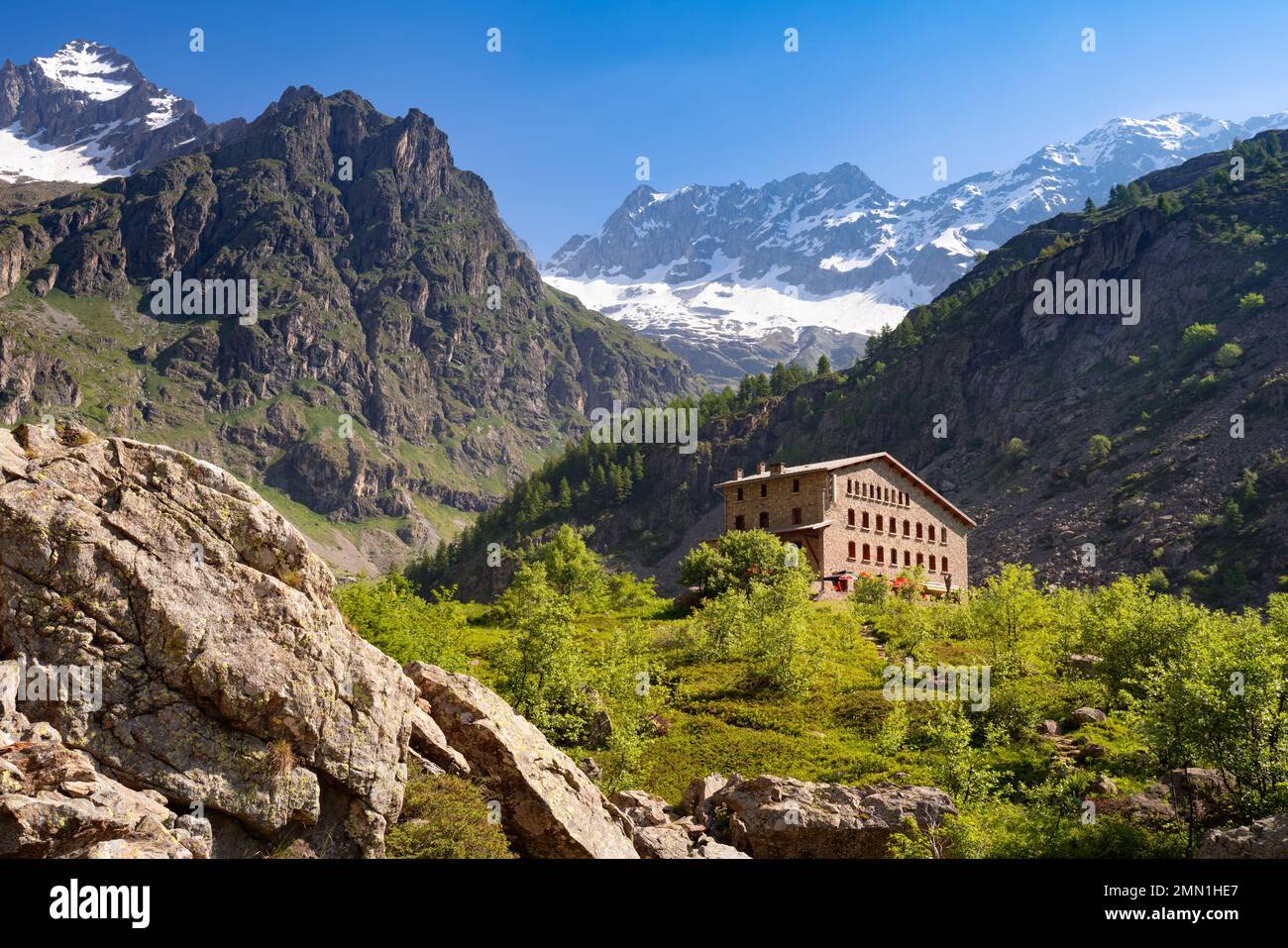 Le refuge de Gioberney au coeur du massif du parc national des Ecrins fin printemps-été. Vallée de Valgaudemar dans les Hautes-Alpes (Alpes). France Banque D'Images