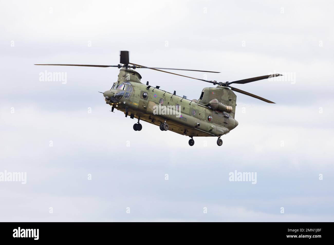 Boeing CH47D l'hélicoptère lourd Chinook de l'équipe d'exposition de la RAF Chinook de la RAF Odiham fait un passe bas. Banque D'Images