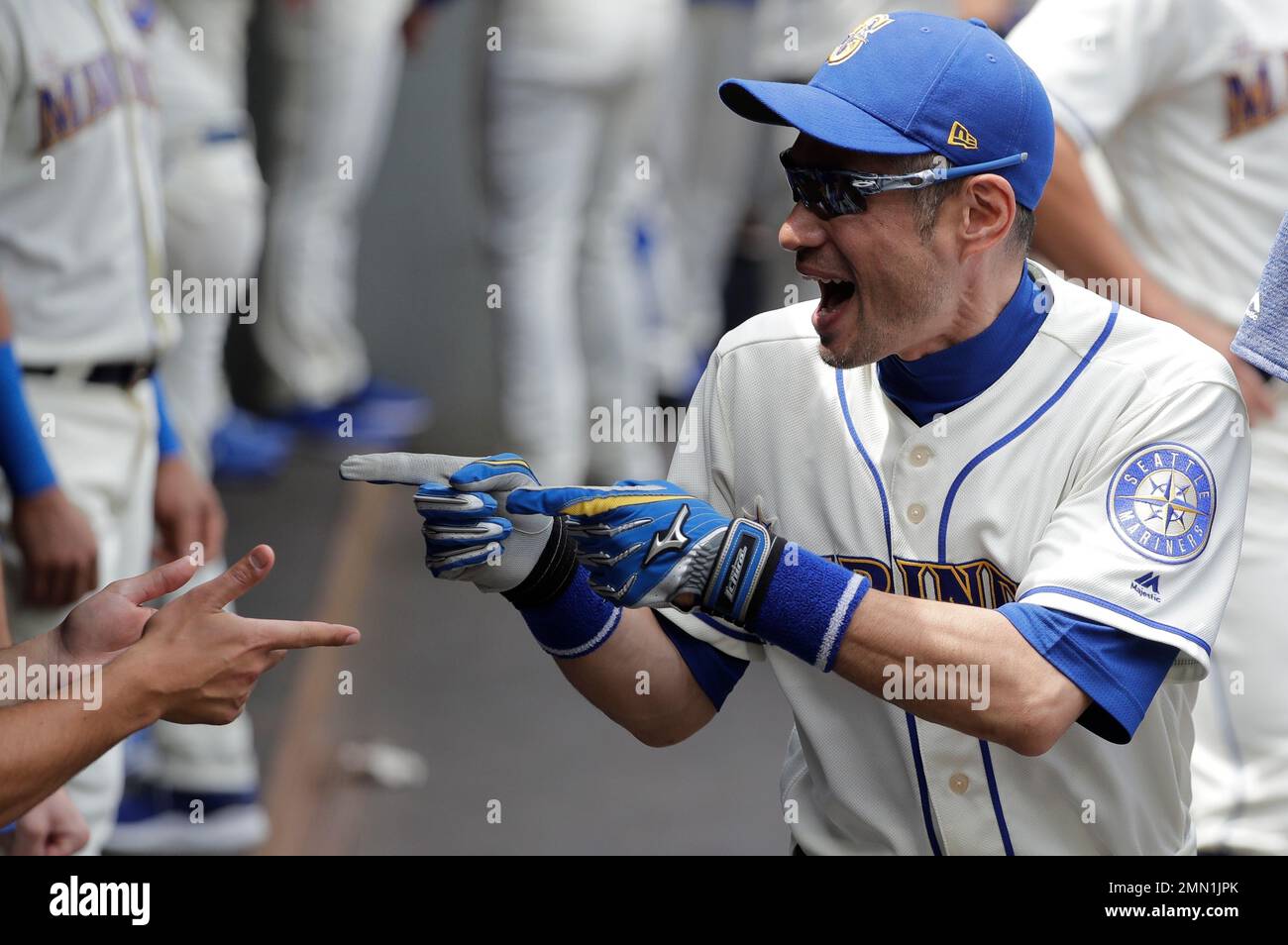 Ichiro Suzuki, Seattle Mariners' special assistant to the chairman, talks with teammates in the dugout before the start of a baseball game against the Colorado Rockies, Sunday, July 8, 2018, in Seattle. (AP Photo/Ted S. Warren) Banque D'Images