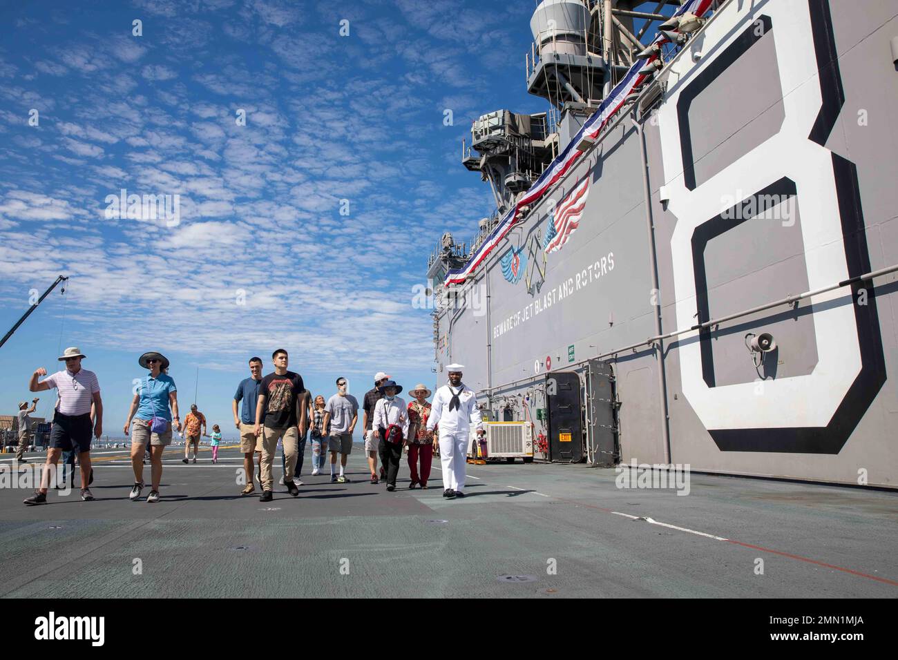 220924-N-EI127-1148 SAN DIEGO (SEPT 24, 2022) – Spécialiste logistique classe 1st Vonger Guamon dirige un groupe de tournée à travers le pont de vol du navire d'assaut amphibie USS Makin Island (LHD 8) pendant la célébration du 100 ans de la base navale de San Diego (NBSD), le 24 septembre. La célébration du centenaire de la NBSD a honoré le partenariat entre la base et sa communauté en accordant l'accès public à une partie de la base et en montrant les biens de la Marine tout en fournissant une meilleure compréhension de ce qui se passe dans la base l'île de Makin est domiciliée à San Diego. Banque D'Images