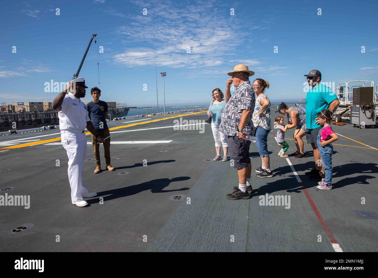 220924-N-EI127-1077 SAN DIEGO (SEPT 24, 2022) – le chef de l'hôpital, Adrian Brown, explique les opérations qui se déroulent sur le pont de vol du navire d'assaut amphibie USS Makin Island (LHD 8) à un groupe de tournée pendant les 100 ans de la célébration de la base navale de San Diego (NBSD), le 24 septembre. La célébration du centenaire de la NBSD a honoré le partenariat entre la base et sa communauté en accordant l'accès public à une partie de la base et en montrant les biens de la Marine tout en fournissant une meilleure compréhension de ce qui se passe dans la base l'île de Makin est domiciliée à San Diego. Banque D'Images