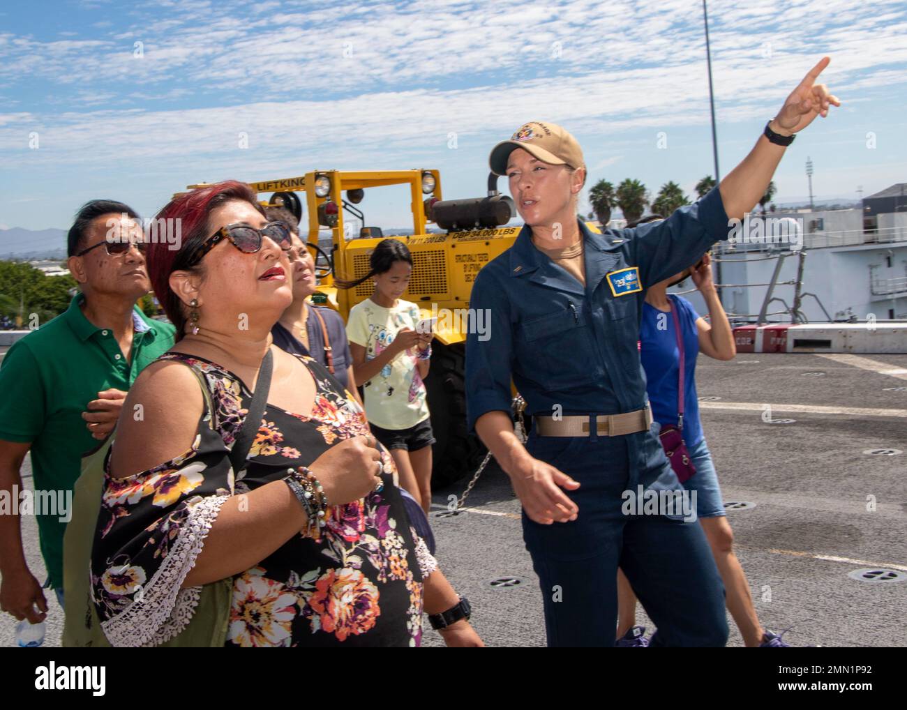 SAN DIEGO (sept 24, 2022) – l'enseigne Haley Kurkowski, à droite, dirige un groupe de visiteurs sur une visite du quai de transport amphibie USS Anchorage (LPD 23) lors de la célébration du centenaire de la base navale de San Diego (NBSD), le 24 septembre. La célébration du centenaire de la NBSD honore le partenariat entre la base et sa communauté en accordant l'accès public à une partie de la base pour montrer les biens de la Marine et pour mieux comprendre ce qui se passe à l'intérieur de la base. Anchorage est à San Diego. Banque D'Images