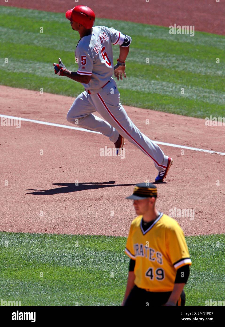 Philadelphia Phillies' Nick Williams (5) rounds first after hitting a solo home run off Pittsburgh Pirates starting pitcher Nick Kingham (49) in the fourth inning of a baseball game in Pittsburgh, Sunday, July 8, 2018. (AP Photo/Gene J. Puskar) Banque D'Images