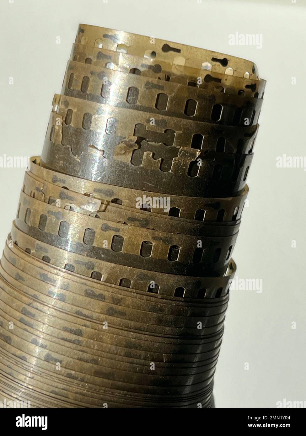 Un rouleau de film ancien avec pignons endommagés Banque D'Images