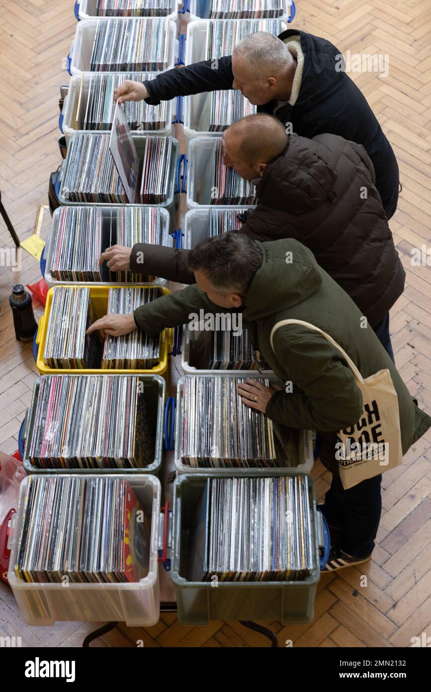 Les collectionneurs de disques vinyles assistent à la plus grande foire des disques de Londres, à RHS Lindley Hall et Lawrence Hall, dans le centre de Londres, en Angleterre, au Royaume-Uni Banque D'Images