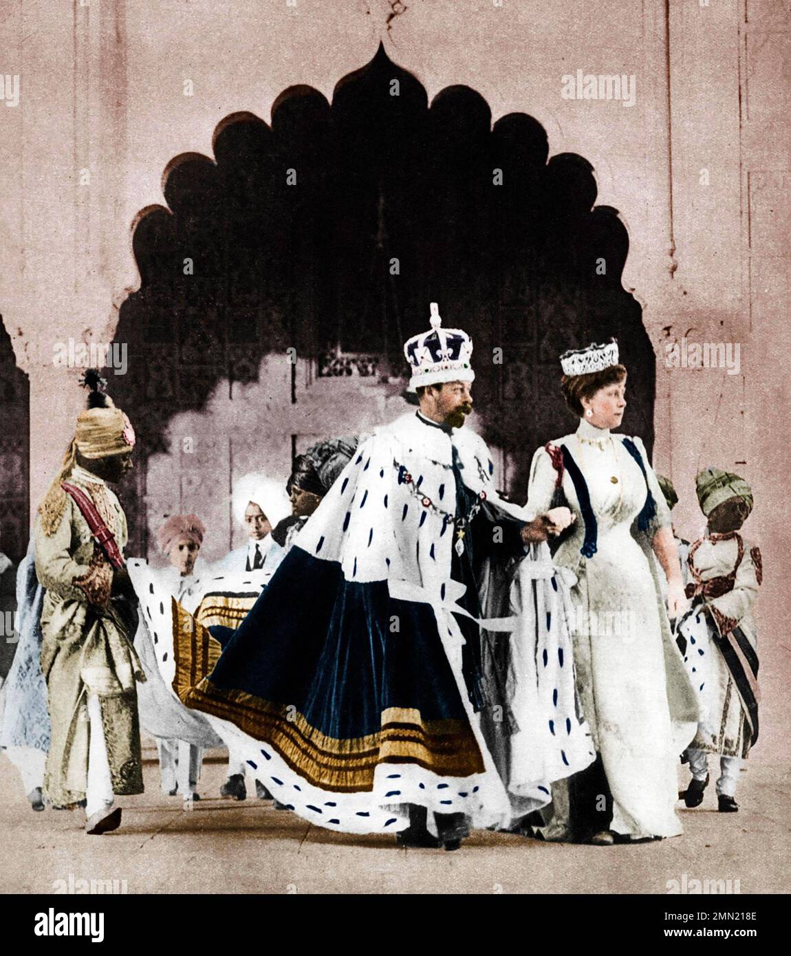 LE ROI GEORGE VI avec la reine Mary à Delhi en 1911 pour que le Durbar célèbre leur couronnement. BW colorisé de date inconnue. Banque D'Images