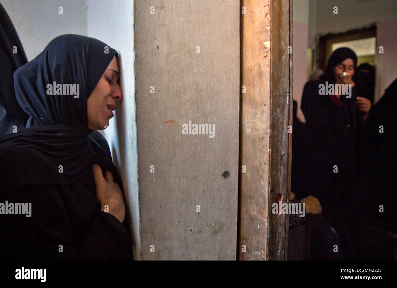 Relatives of 13 year-old Palestinian boy, Yasser Abu al-Naja, cry during his funeral in the family's house in town of Khan Younis, southern Gaza Strip, Saturday, June 30, 2018. The teenager was fatally shot in the head and a 24-year-old man died of gunshot wounds to his leg and abdomen the previous day, Gaza's health ministry said, as weekly border rallies organized by the Islamic militant group Hamas that rules the territory continued. (AP Photo/Khalil Hamra) Banque D'Images