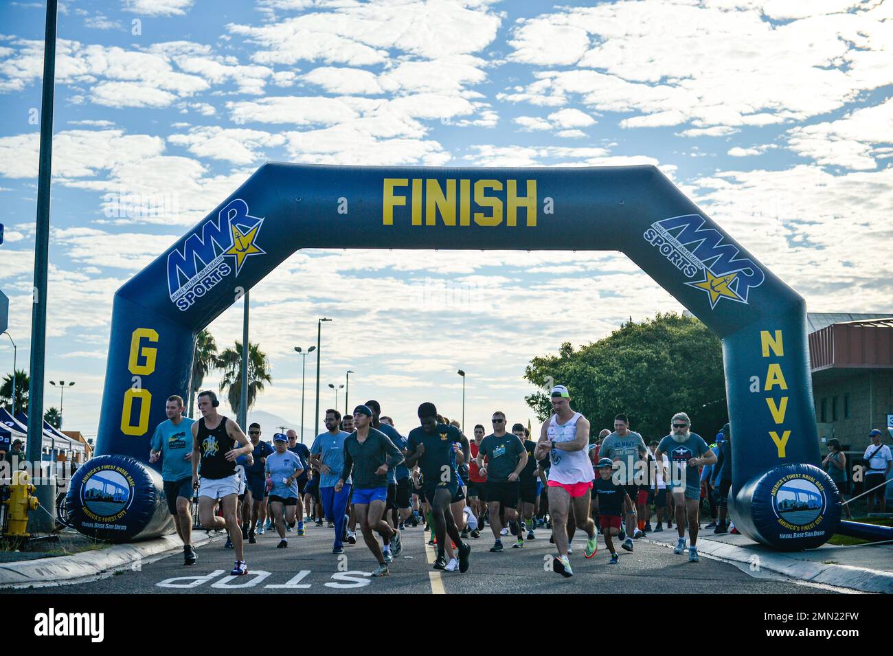 220924-N-MJ716-0037 BASE NAVALE SAN DIEGO (SEPT 24, 2022) les participants à la célébration du centenaire de la base navale de San Diego (NBSD) 5k commencent leur course le matin du 12 septembre. La NBSD a organisé un événement public en reconnaissance du fait que la base a atteint 100 ans de service depuis sa fondation, le 23 février 1922. La célébration a comporté des excursions en bateau, un spectacle de voiture, un concert, et une atmosphère de foire avec des stands de nourriture, de marchandises et d'information, et des manèges. Banque D'Images