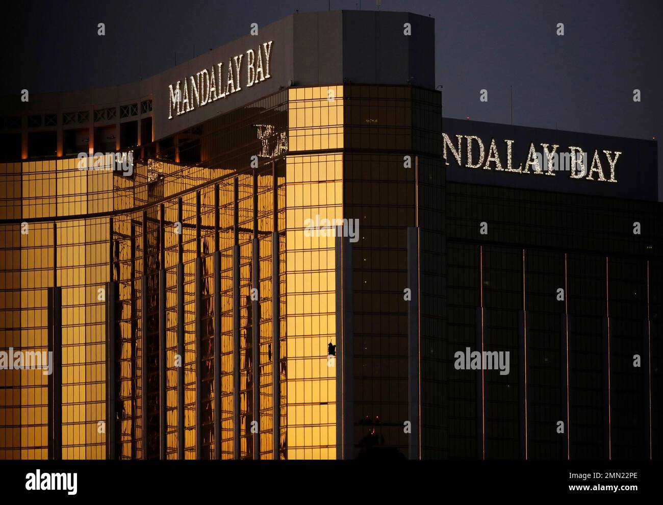 FILE - In this Oct. 3, 2017, file photo, windows are broken at the Mandalay Bay resort and casino in Las Vegas, the room from where Stephen Craig Paddock fired on a nearby music festival, killed 58 and injuring hundreds on Oct. 1, 2017. Attorneys in a negligence lawsuit stemming from the Las Vegas Strip shooting say the massacre could have been avoided if a hotel tightened security after a man was found with multiple weapons at the Mandalay Bay resort in 2014. Lawyer Robert Eglet said Friday, July 6, 2018, that the arrest of Kye Aaron Dunbar in a 24th-floor hotel room with guns including an as Banque D'Images