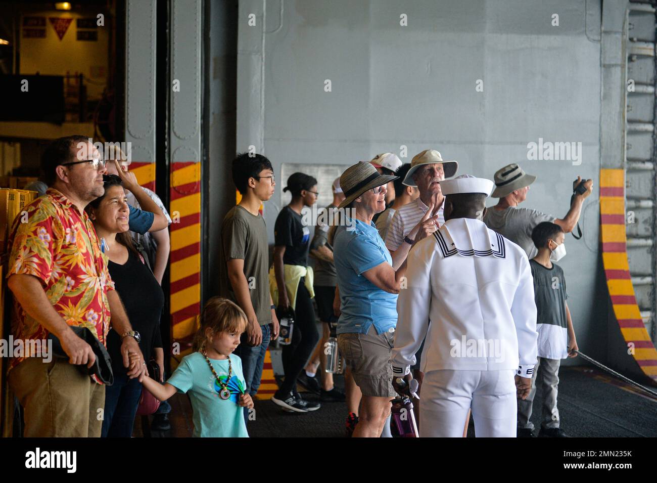 220924-N-MJ716-0292 BASE NAVALE SAN DIEGO (SEPT 24, 2022) les invités de la base navale de San Diego (NBSD) Centennial Celebration regardent de la baie hangar de l'USS Makin Island (LHD 8) lors d'une visite en bateau le 24th septembre. La NBSD a organisé un événement public en reconnaissance du fait que la base a atteint 100 ans de service depuis sa fondation, le 23 février 1922. La célébration a comporté des excursions en bateau, un spectacle de voiture, un concert, et une atmosphère de foire avec des stands de nourriture, de marchandises et d'information, et des manèges. Banque D'Images