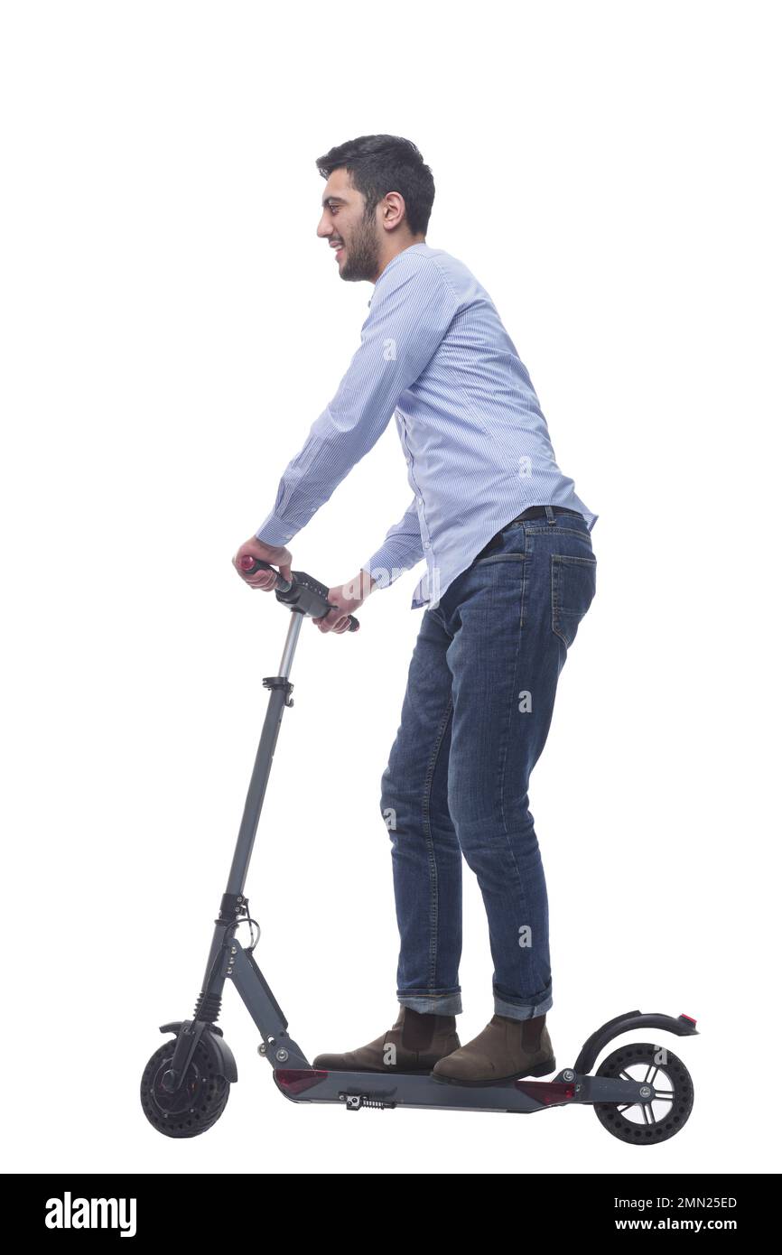 vue latérale. jeune homme attrayant avec un scooter électrique. Banque D'Images