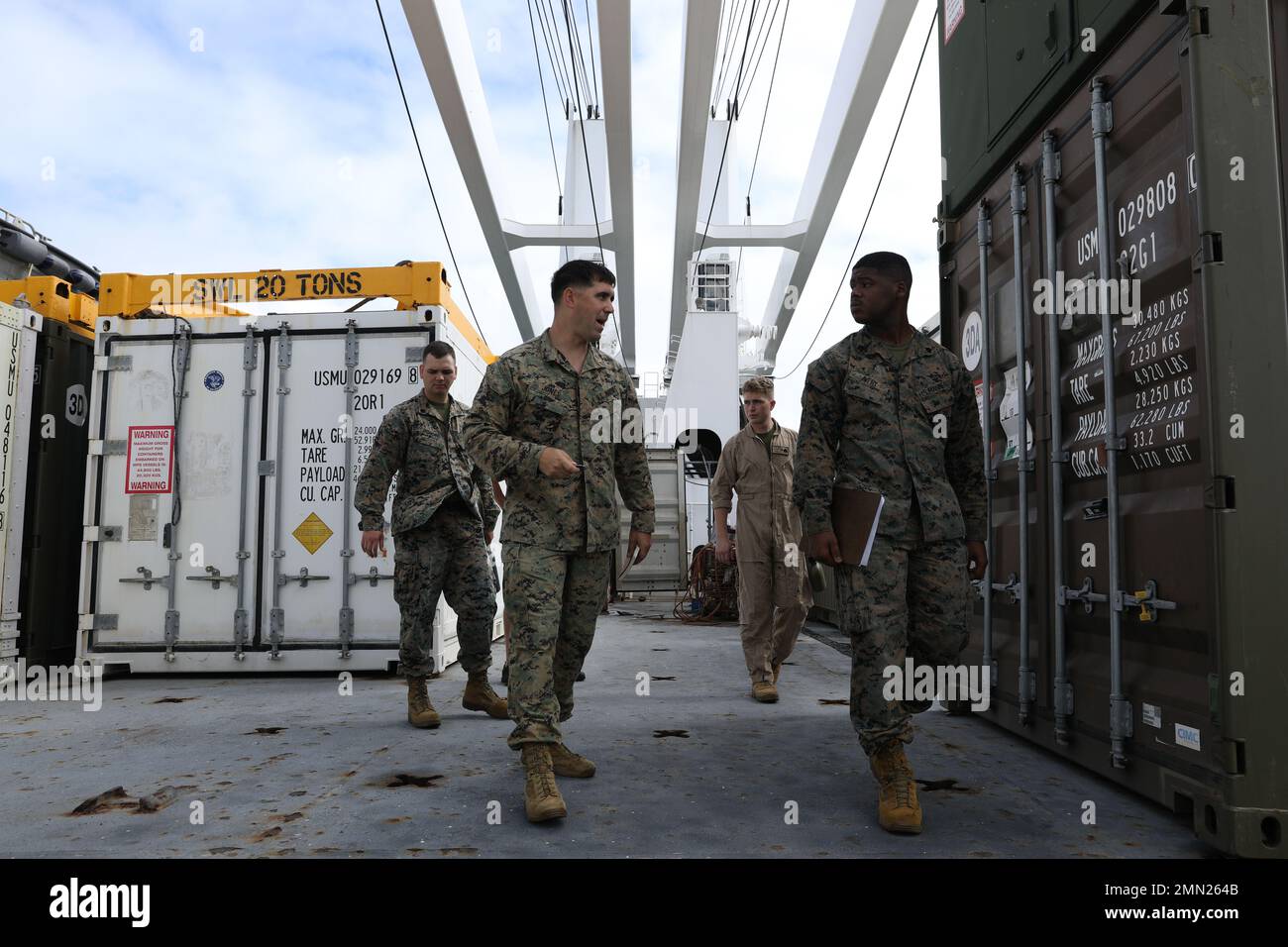 Les Marines des États-Unis, avec combat Logistics Regiment 37, 3rd Marine Logistics Group, effectuent une étude de site tout en déchargeant la planification sur le navire de la marine des États-Unis Dahl (T-AKR 312) pendant l'exercice Resolute Dragon 22 au large de la côte nord du Japon, le 24 septembre 2022. Pendant les déchargements de force de pré-positionnement maritime, les parties chargées de la préparation du déchargement sont chargées de la maintenance de l'équipement pour s'assurer que tout l'équipement est capable de mission avant le déchargement. Resolute Dragon 22 est un exercice annuel conçu pour renforcer les capacités défensives de l'alliance américano-japonaise en exerçant un commandement intégré Banque D'Images