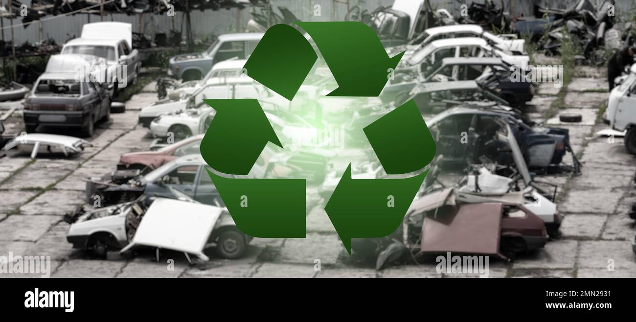 Symbole de recyclage sur un fond d'élimination des déchets métalliques Banque D'Images