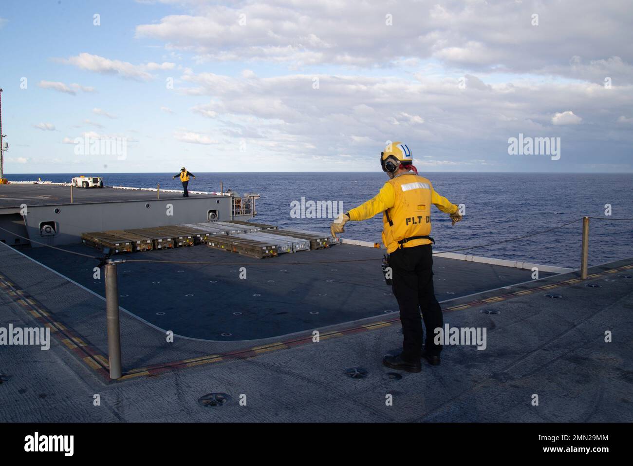 Aviation Boatswain's Mate (Handling) Airman Hudson Bryant, de Covington, Géorgie, affecté au premier transporteur aérien de sa catégorie USS Gerald R. Ford (CVN 78) signale un ascenseur sur le pont de vol pendant un chargement de munitions, le 25 septembre 2022. Ford est en cours dans l'océan Atlantique en vue d'un déploiement prévu cet automne. Banque D'Images