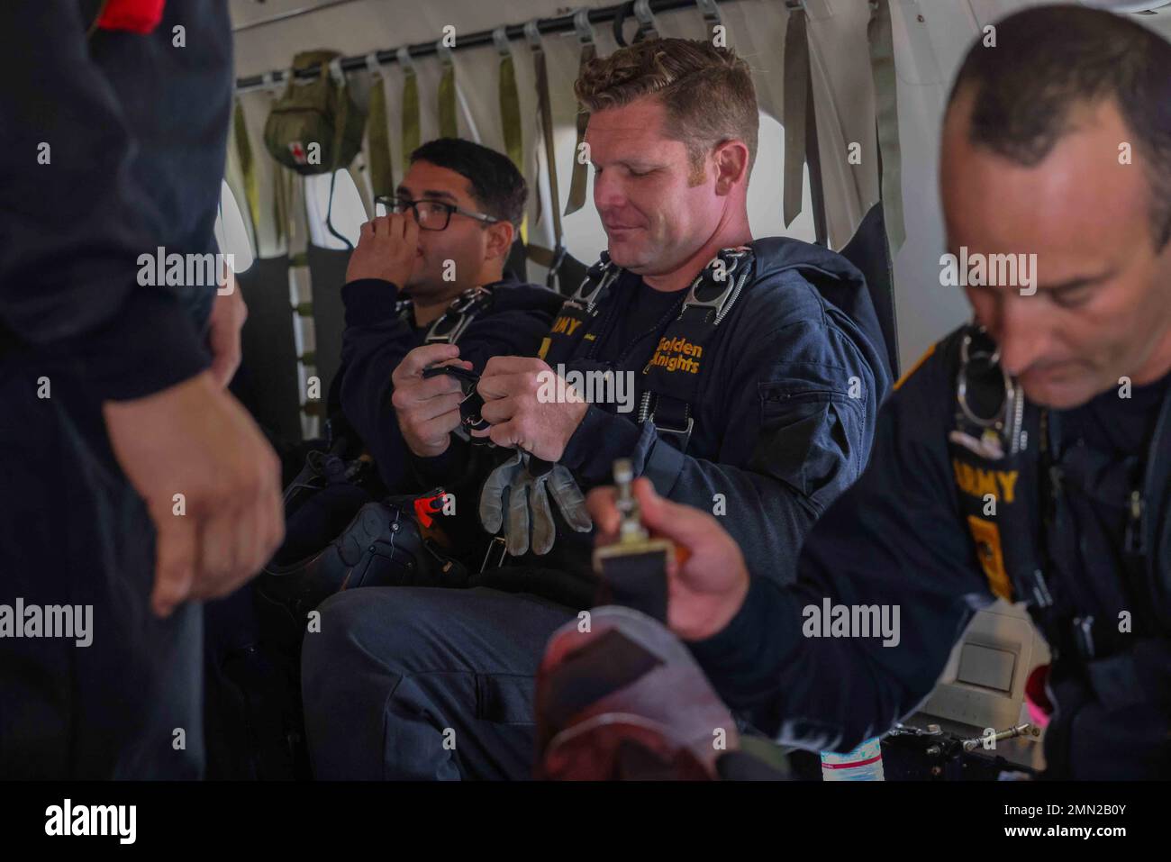 Les membres de l'équipe de parachutisme de l'armée américaine se