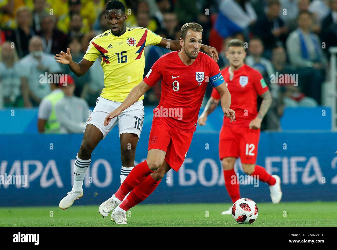 England's Harry Kane, center, runs the ball during the round of 16 match between Colombia and England at the 2018 soccer World Cup in the Spartak Stadium, in Moscow, Russia, Tuesday, July 3, 2018. (AP Photo/Alastair Grant) Banque D'Images