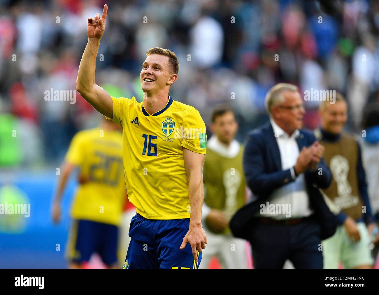 Sweden's Emil Krafth celebrates with teammates after winning the round of 16 match between Switzerland and Sweden at the 2018 soccer World Cup in the St. Petersburg Stadium, in St. Petersburg, Russia, Tuesday, July 3, 2018. (AP Photo/Martin Meissner) Banque D'Images
