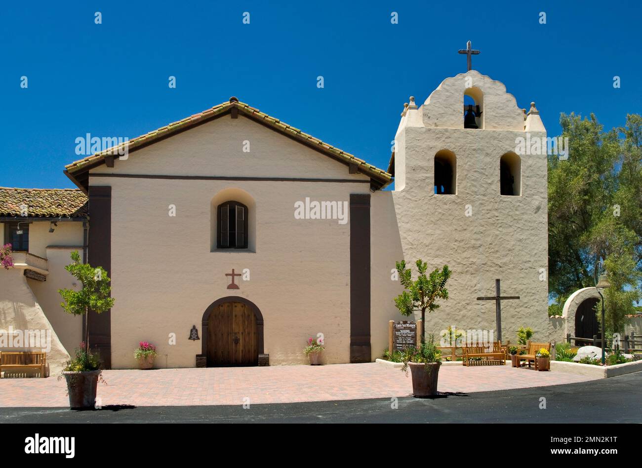 Façade de l'église et clocher à Mission Santa Ines près de Solvang, Californie, États-Unis Banque D'Images