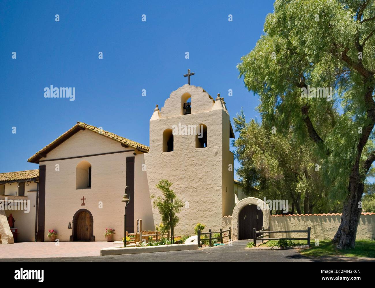 Façade de l'église et clocher à Mission Santa Ines près de Solvang, Californie, États-Unis Banque D'Images