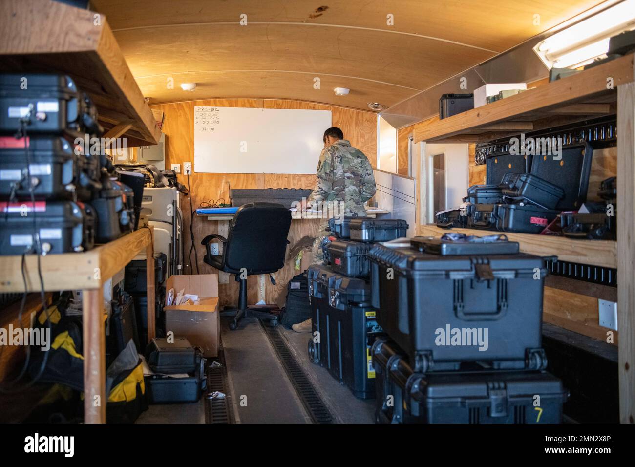 Armée PFC. Sade Curtis, avec le 146e bataillon de signaux expéditionnaires, affecté à l’unité de la Force d’intervention renforcée (CERFP) de la Garde nationale de Floride, chimique, biologique, radiologique, nucléaire et explosif à haut rendement (CBRNE), effectue une pré-inspection de son équipement avant l’arrivée de l’ouragan Ian, le 26 septembre 2022. L'unité du CERFP utilise des compétences variées pour fournir une assistance après des catastrophes naturelles. (Photo de la Garde nationale de Floride, sergent d'état-major Christopher Vann, libéré.) Banque D'Images
