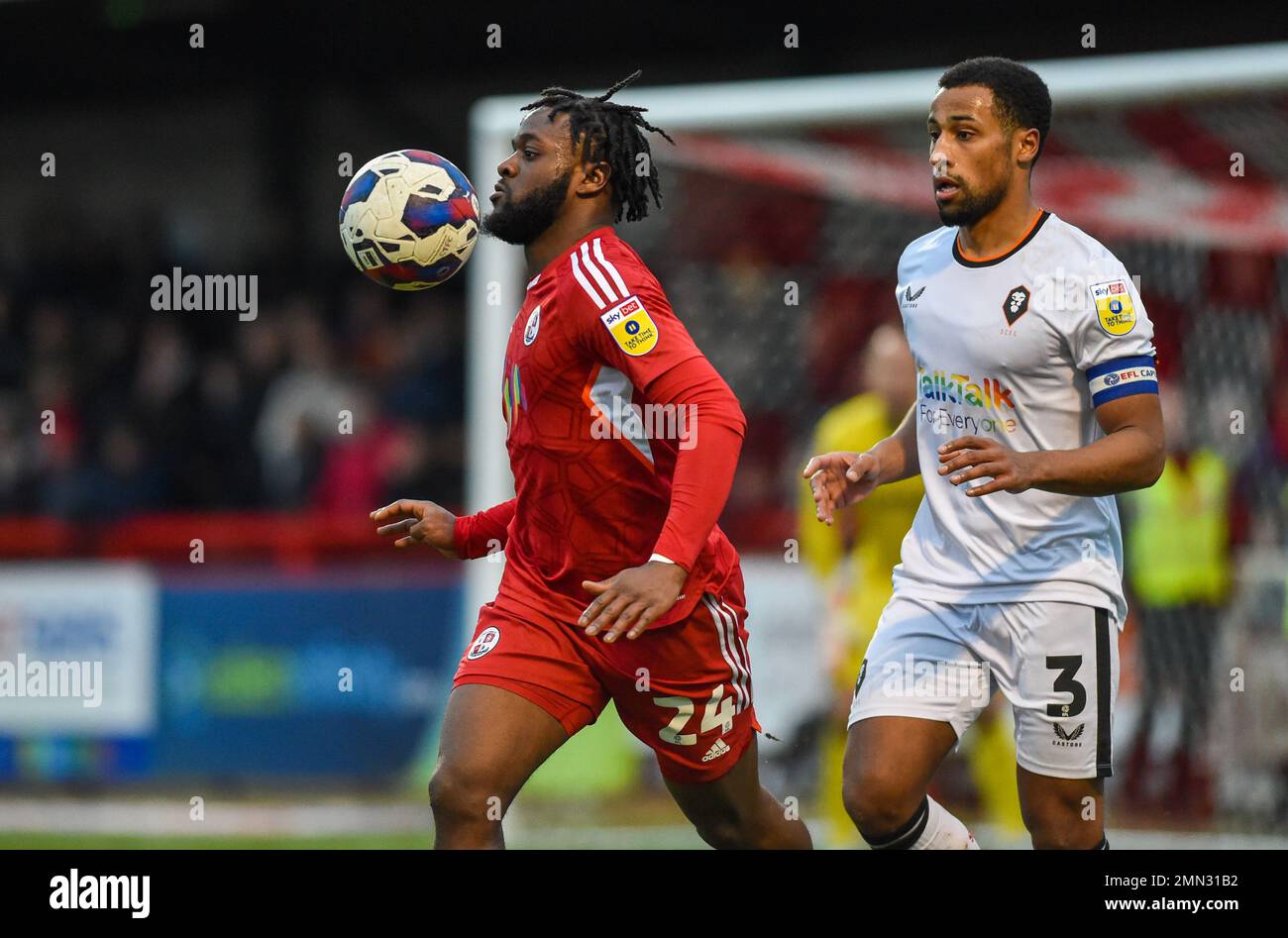 Aramide Oteh de Crawley (à gauche) avec Ibou Touray de Salford derrière lui pendant le match EFL League Two entre Crawley Town et Salford City au Broadfield Stadium , Crawley , Royaume-Uni - 28th janvier 2023 photo Simon Dack/Telephoto Images. Usage éditorial uniquement. Pas de merchandising. Pour les images de football, les restrictions FA et Premier League s'appliquent inc. Aucune utilisation Internet/mobile sans licence FAPL - pour plus de détails, contactez football Dataco Banque D'Images