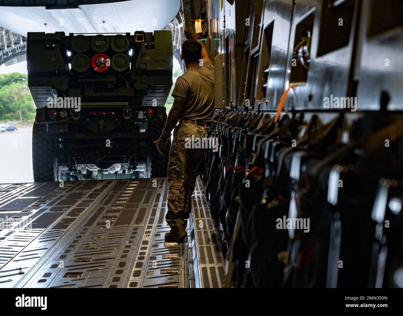 Airman Frankie Alan Arceo, chef de la Force aérienne des États-Unis, base aérienne de Douvres, Delaware, 3rd Airlift Squadron Loadmaster, dirige un système de fusée d'artillerie à haute mobilité sur un C-17 Globemaster III lors de l'exercice GOLDEN BEE sur Northwest Field, Guam, le 26 septembre 2022. L'exercice GOLDEN BEE est un exercice de préparation conjoint conçu pour fournir une intégration de la formation et répéter les objectifs stratégiques et opérationnels dans la zone de responsabilité Indo-Pacific. Banque D'Images