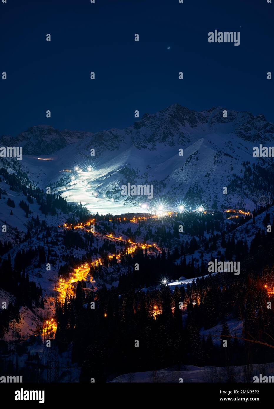 Paysage de route lumineuse de Medeu patinage à glace à la station de ski de Shymbulak dans les montagnes de Tian Shan à l'heure de nuit dans la ville d'Almaty, Kazakhstan Banque D'Images