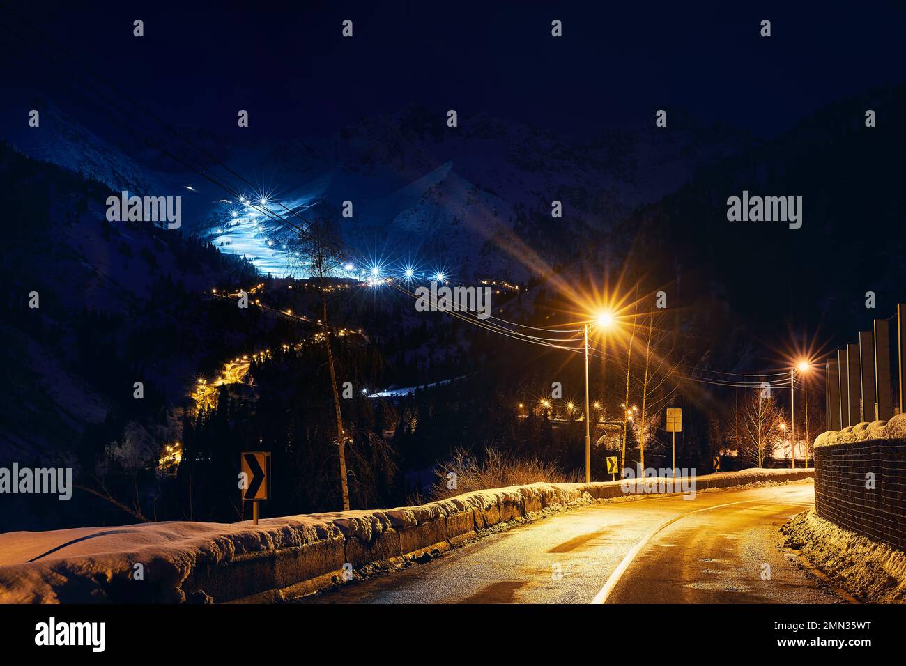 Paysage de route lumineuse de Medeu patinage à glace à la station de ski de Shymbulak dans les montagnes de Tian Shan à l'heure de nuit dans la ville d'Almaty, Kazakhstan Banque D'Images