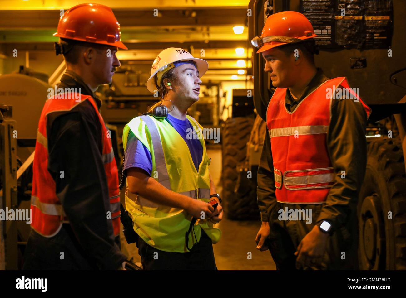 Sergent du corps des Marines des États-Unis Lucas Francis, à droite, et Cpl. Brandon Barnett, à gauche, les deux mécaniciens de transport motorisé du combat Logistics Regiment 37, 3rd Marine Logistics Group, effectuent une inspection technique limitée dans le cadre d'un groupe de préparation au déchargement sur le navire naval des États-Unis Dahl (T-AKR 312) pendant l'exercice Resolute Dragon 22 au port de Kushiro, le 26 septembre 2022. Pendant les déchargements de force de pré-positionnement maritime, les parties chargées de la préparation du déchargement sont chargées de la maintenance de l'équipement pour s'assurer que tout l'équipement est capable de mission avant le déchargement. Resolute Dragon 22 est un effort annuel Banque D'Images