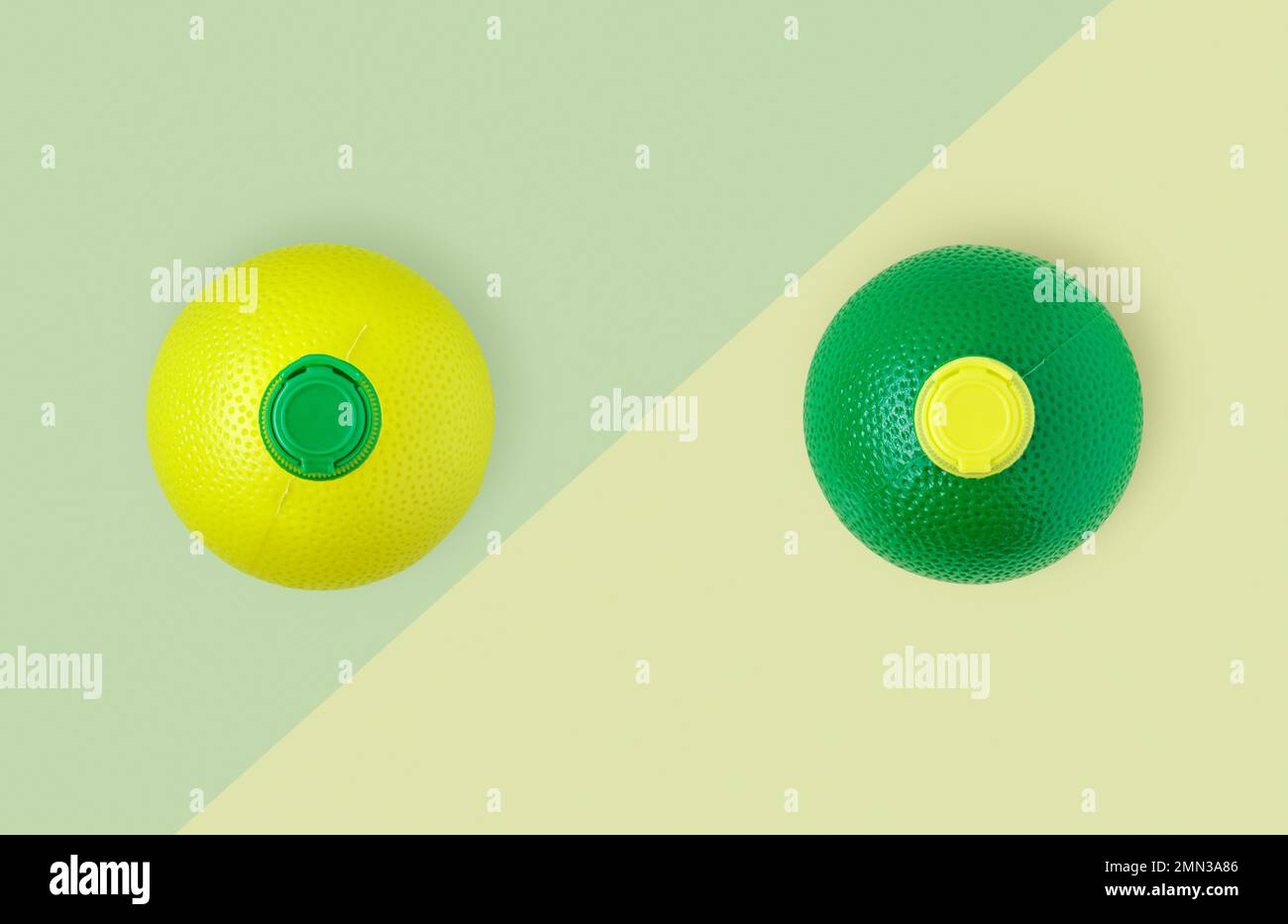 flacons souples citron et lime sur fond vert et jaune au-dessus Banque D'Images