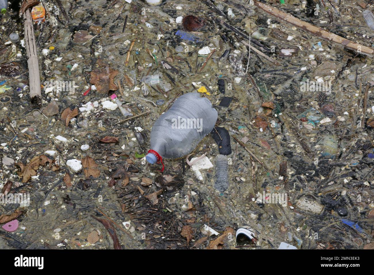 Un tas de déchets flottant géant flottant flottant flottant flottant dans la rivière, pollution plastique, rivières encrassées par les déchets. Risque énorme pour l'environnement et la santé. Problème de plastique Banque D'Images