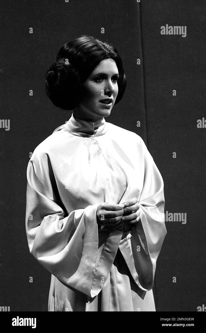 DAN AYKROYD ET CARRIE FISHER DANS LA NUIT DE SAMEDI EN DIRECT (1975). Crédit: NBC-TV / Album Banque D'Images