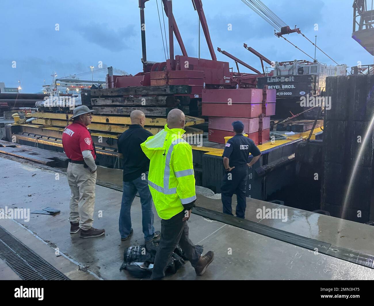 Les membres de la Garde côtière américaine du détachement de sécurité maritime de Lake Worth, en Floride, effectuent une évaluation du port avant la tempête au port de Palm Beach en vue de l'ouragan Ian, le 27 septembre 2022. Les gardes-côtes de la Caroline du Sud aux Florida Keys et des Caraïbes exhortent les marins à sécuriser leurs navires et leurs pédalos, à rester informés et à suivre les ordres d'évacuation locaux, et à utiliser VHF CH. 16 ou 911 pour l'aide d'urgence. (É.-U. Vidéo de la Garde côtière par le lieutenant Andrew Cole) Banque D'Images