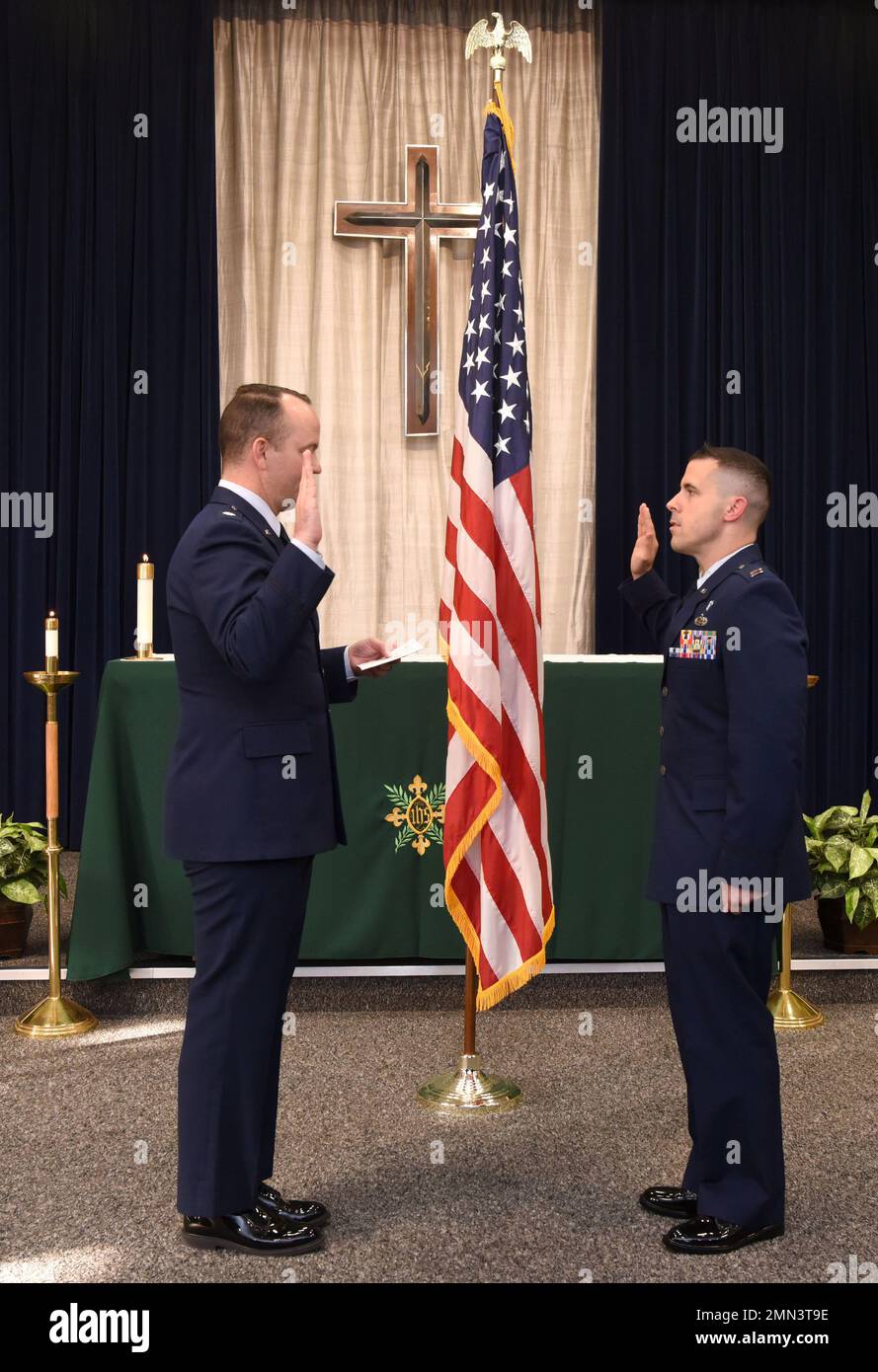 Le capitaine de la US Air Force Terry Owens, à droite, anciennement directeur des opérations de l'escadron de maintenance des aéronefs 100th, est remis en service à titre d'aumônier-capitaine par le lieutenant-colonel Jason Barker, aumônier de la 48th Escadre Fighter, à la Royal Air Force Lakenheath, en Angleterre, le 27 septembre 2022. Owens a débuté sa carrière militaire comme agent de maintenance enlisté dans la maintenance des radars au sol, avant de devenir agent de maintenance. Son voyage avec la religion a commencé quand il avait 10 ans, quand il s'est rendu compte que c'était son appel et a finalement commencé le ministère à temps plein. Il a été mis hors service et remis en service lors de la cérémonie et est maintenant capitaine Banque D'Images