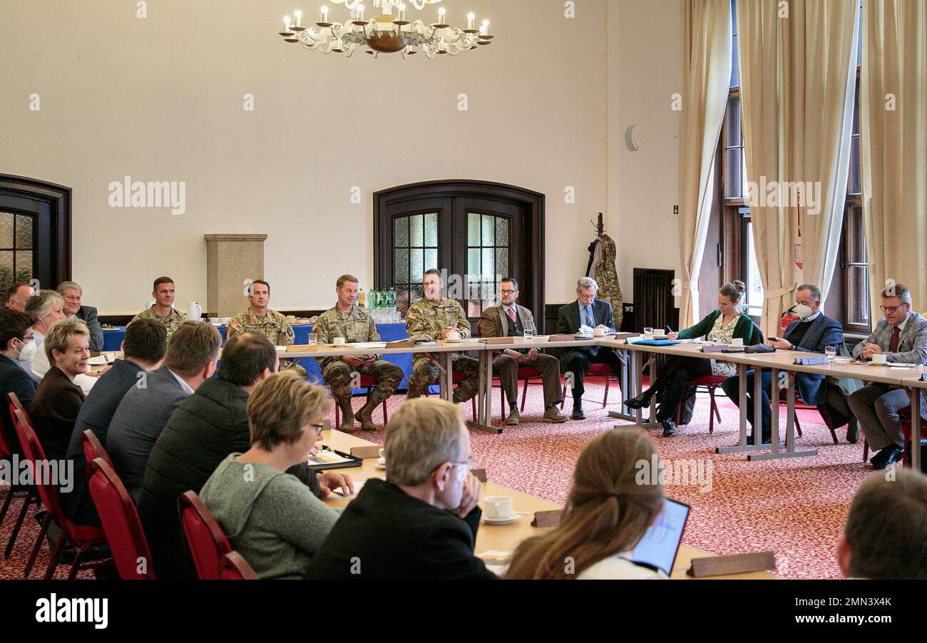 Les membres de la Commission de réduction du bruit échangent idées et opinions lors de la réunion semestrielle de la Commission de réduction du bruit à l'aérodrome de l'Armée de terre de Katterbach, le 27 septembre 2022. Des réunions de la Commission de réduction du bruit sont prévues deux fois par an au printemps et à l'automne pour discuter du programme de vol d'été 12 DE L'ACR. 12 CAB est parmi d'autres unités assignées à V corps, le corps de déploiement avancé des États-Unis en Europe. Ils travaillent aux côtés des alliés de l’OTAN et des partenaires régionaux de sécurité pour fournir des forces prêtes au combat, exécuter des exercices d’entraînement conjoints et multinationaux, et conserver le commandement et le contrôle de tous les membres permutants et affectés Banque D'Images