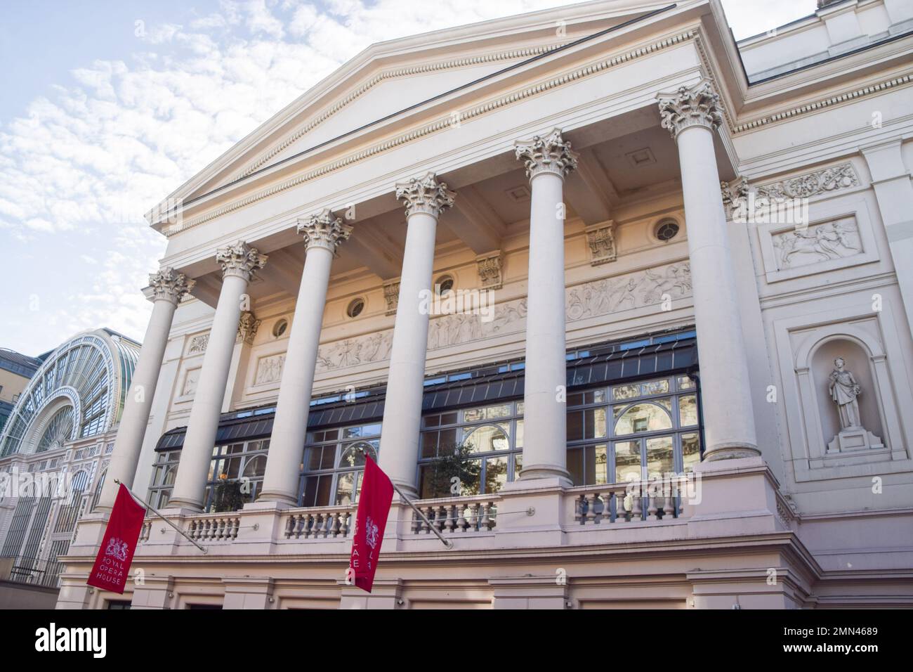 Londres, Royaume-Uni. 30th janvier 2023. Vue extérieure de l'Opéra royal de Covent Garden. Le ROH a annoncé qu'il avait mis fin à ses liens de parrainage avec le géant pétrolier BP après plus de trois décennies. Credit: Vuk Valcic/Alamy Live News. Banque D'Images