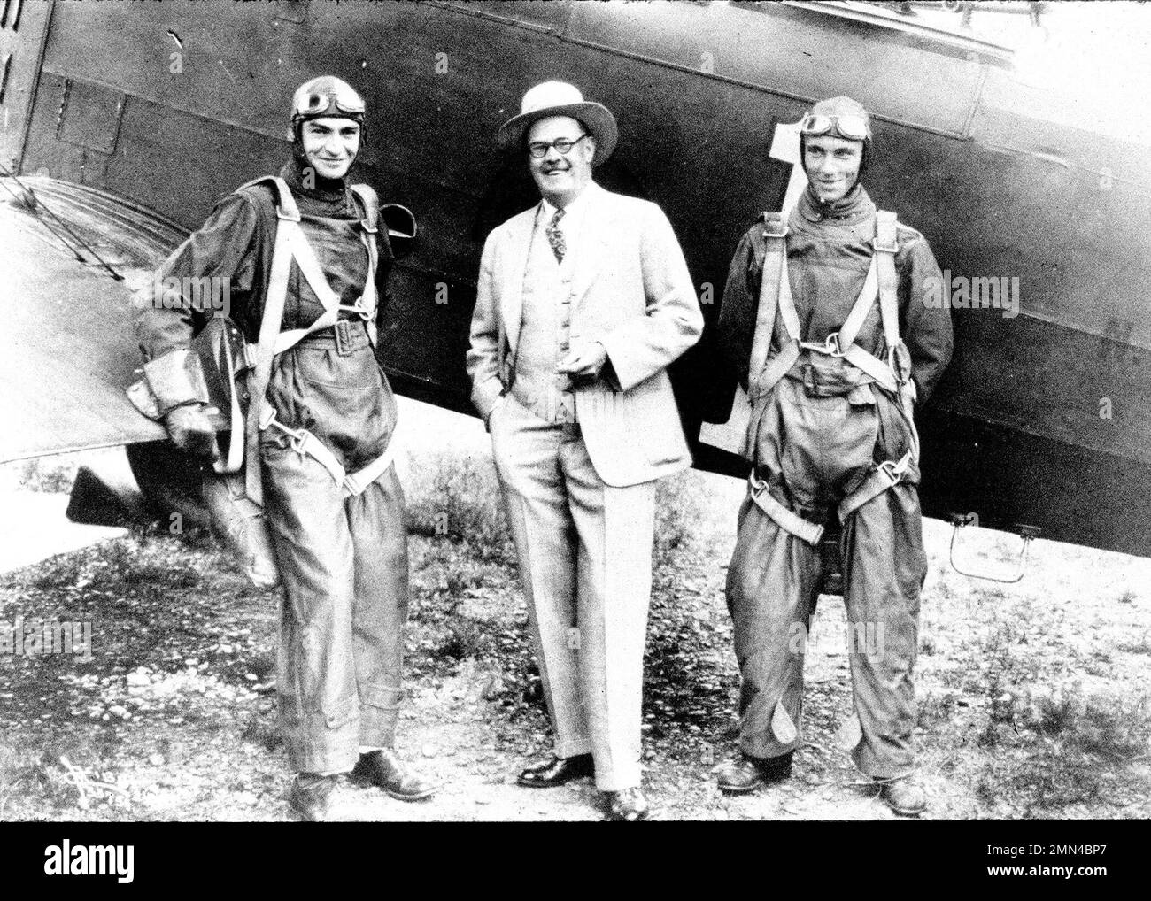 Le Maj John Fancher, à gauche, pose une photo avant de partir pour un vol de fond vers New York pour le Derby de Spokane de New York en 1927. (Archives de la Garde nationale de Washington) Banque D'Images
