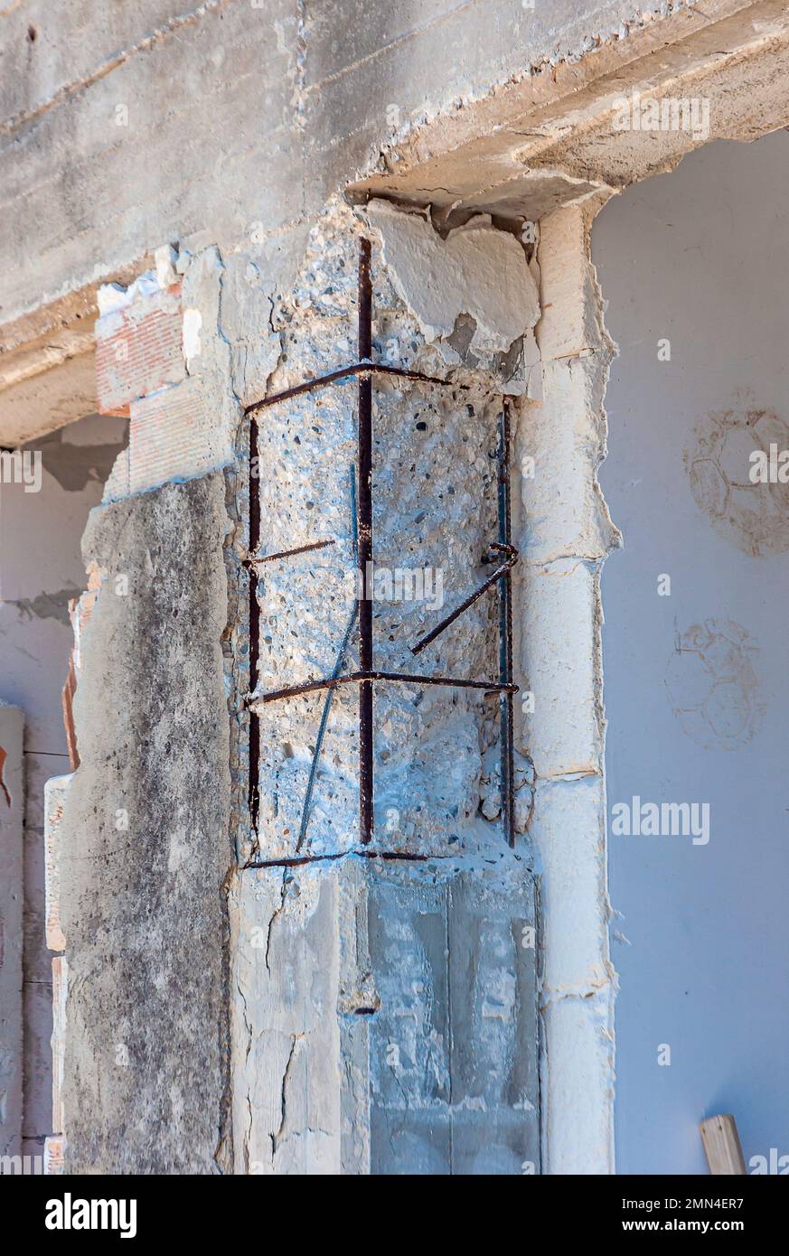colonne en béton armé prête pour le renfort avec injection de tiges de renfort avec de la résine époxy Banque D'Images