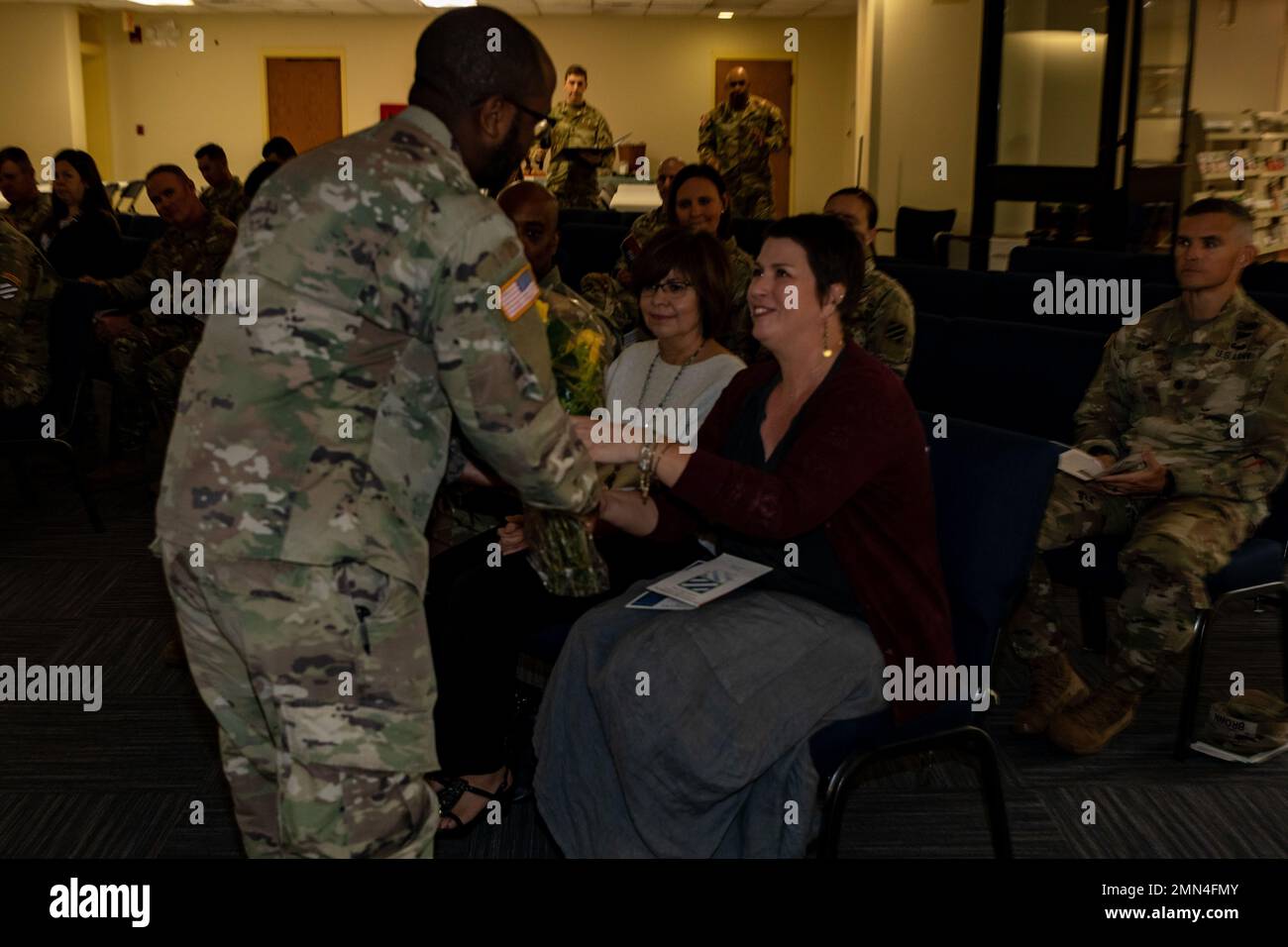 Gwen Goodbar, originaire de l'Ohio et épouse de l'aumônier (lieutenant. Coll.) John E. Scott, accepte les roses jaunes lors d'une cérémonie de l'Assomption de la taupe à la chapelle de la Marne, à fort Stewart, en Géorgie, le 28 septembre 2022. La cérémonie a officiellement reconnu Scott comme le nouvel aumônier de division pour 3rd ID. Banque D'Images