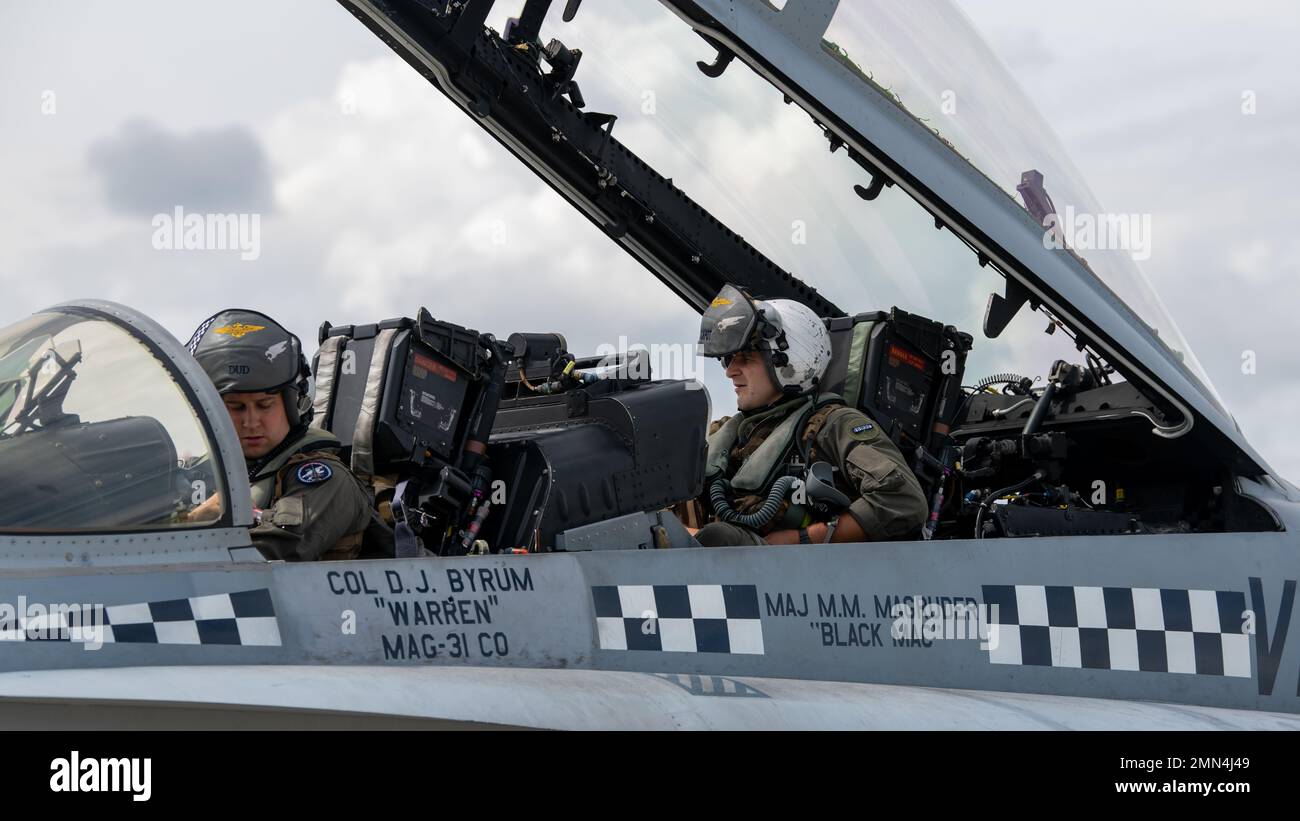 Le capitaine du corps des Marines des États-Unis, Stuart Griffiths, un pilote d'avion F/A-18D Hornet (à gauche), et le capitaine Raymond Rickenbach, un officier du système d'armes F/A-18D Hornet (à droite), tous deux de l'escadron d'attaque de chasseurs toutes saisons maritimes (VMFA(AW) 533), effectuent des contrôles en amont à la station aérienne du corps des Marines Iwakuni, au Japon, le 28 septembre 2022. Les Marines de l’escadron d’attaque de chasseurs marins (AFMV) 121, de la VMFA-242 et de la VMFA(AW)-533 ont mené un exercice de tir de missile en direct afin d’accroître la compétence en matière d’armes et d’améliorer l’état de préparation au combat des escadrons dans l’environnement air-air. Banque D'Images