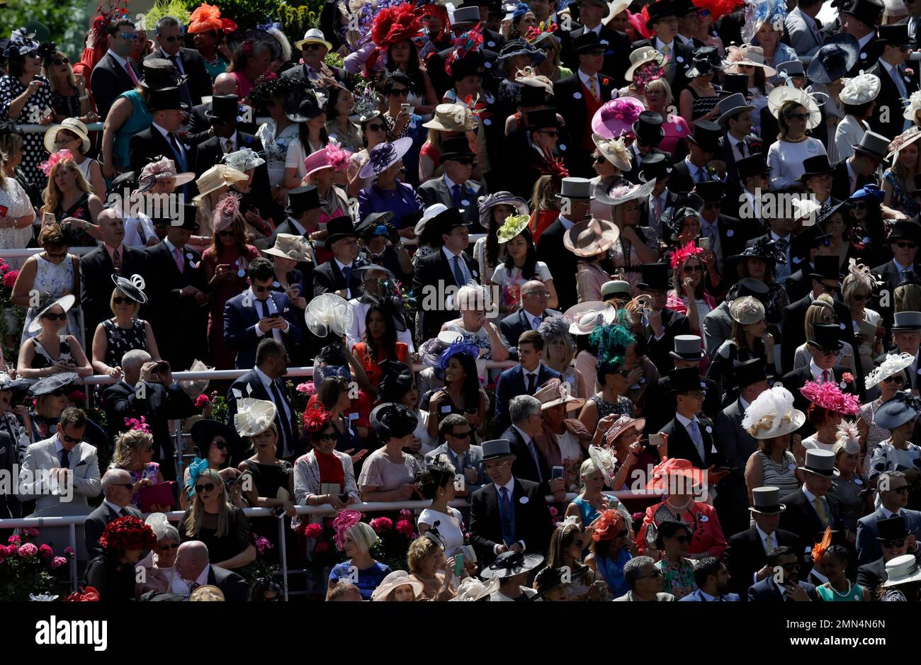 Racegoers attend the third day of the Royal Ascot horse race meeting, which is traditionally known as Ladies Day, in Ascot, England Thursday, June 21, 2018. (AP Photo/Tim Ireland) Banque D'Images