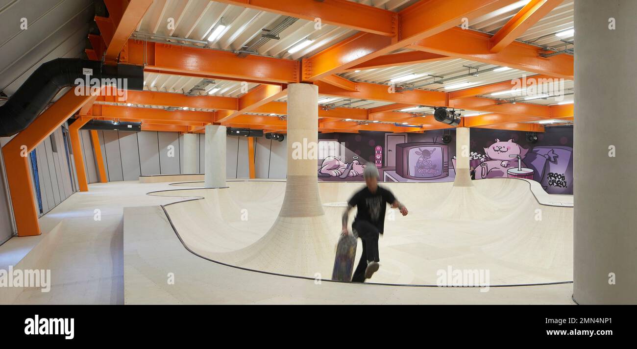Intérieur du bol de skate en béton - jeunes s'entraîner. F51 Skatepark, Folkestone, Royaume-Uni. Architecte: Hollaway Studio, 2022. Banque D'Images