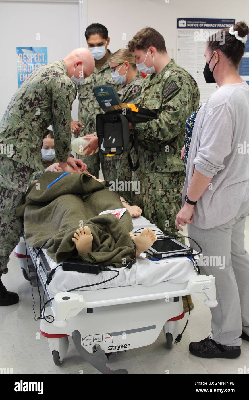 Les Corpmen exercent leurs compétences en RCR et en DAE à l'aide d'un mannequin de formation pendant les heures de formation hebdomadaires à la clinique de santé navale de Patuxent River le 28 septembre 2022, sous la direction de l'infirmière éducatrice Kathy Keister. En tant que commandement de la formation, ces exercices sont essentiels pour s'assurer que le personnel fournit aux patients d'excellents soins afin qu'ils soient médicalement prêts à défendre notre nation. Il leur donne également les compétences dont ils ont besoin pour fournir des soins médicaux à nos troupes aujourd'hui, demain et dans les combats à venir. Banque D'Images