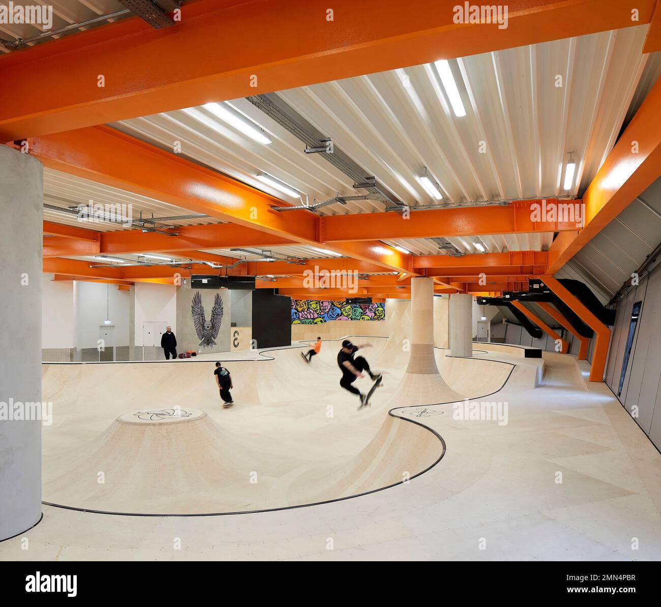 Intérieur du bol de skate en béton - jeunes s'entraîner. F51 Skatepark, Folkestone, Royaume-Uni. Architecte: Hollaway Studio, 2022. Banque D'Images