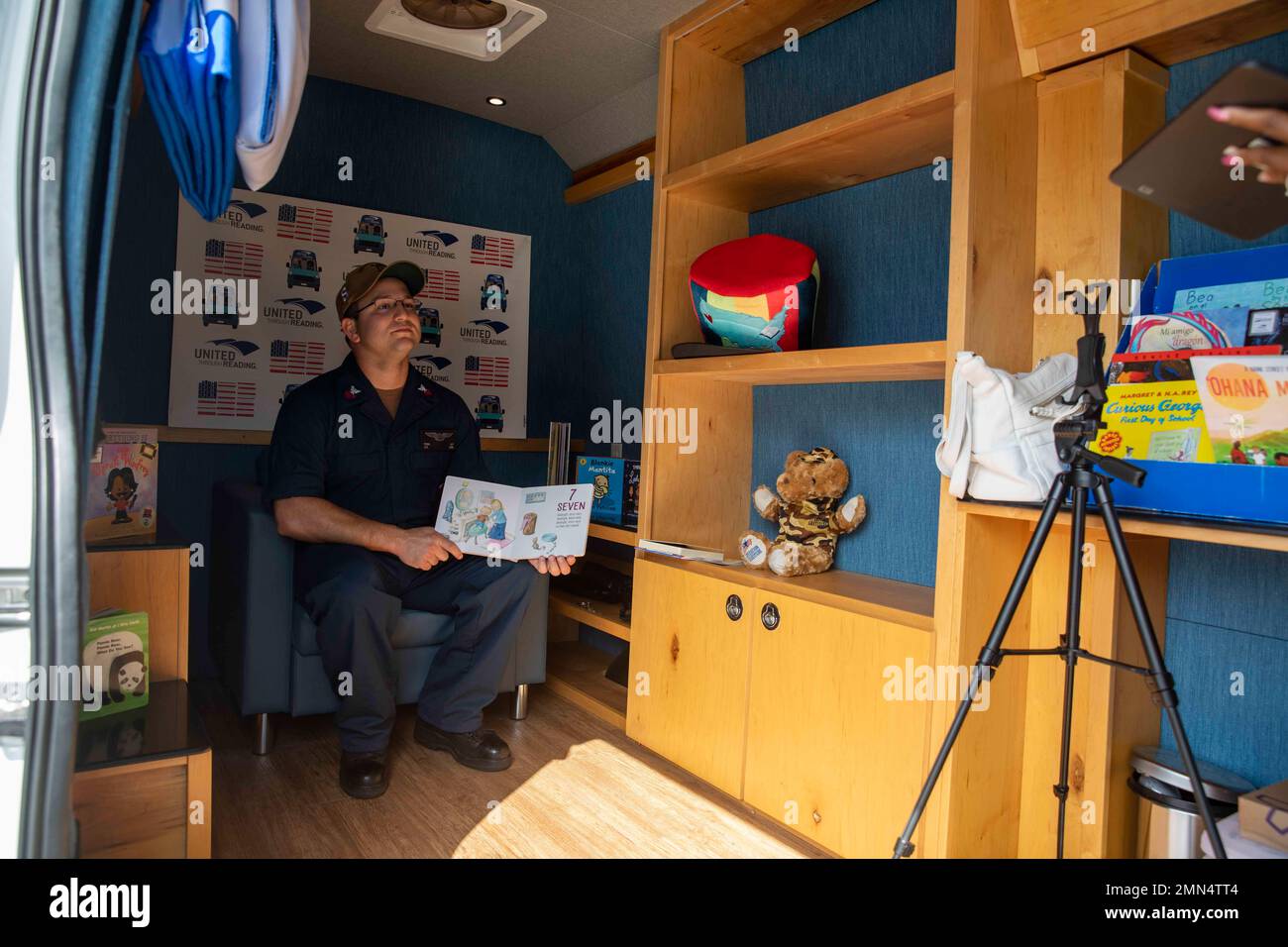 SAN DIEGO (sept 28, 2022) – Aviation Maintenance Administrationman 1st classe Albert Pena du navire d'assaut amphibie USS Makin Island (LHD 8) lit un livre à la caméra lors d'une visite de United Through Reading, septembre 28. United Through Reading est une organisation qui aide les membres du service à rester connectés à leurs enfants pendant le déploiement et à diffuser l'alphabétisation dans les foyers militaires partout au pays. L'île de Makin est un navire d'assaut amphibie de classe Wasp, qui a été porté à San Diego. Banque D'Images